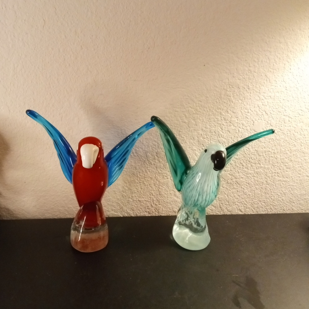 EXQUISITE Pair of Art Glass 8" SOARING TOUCAN Sculptures.